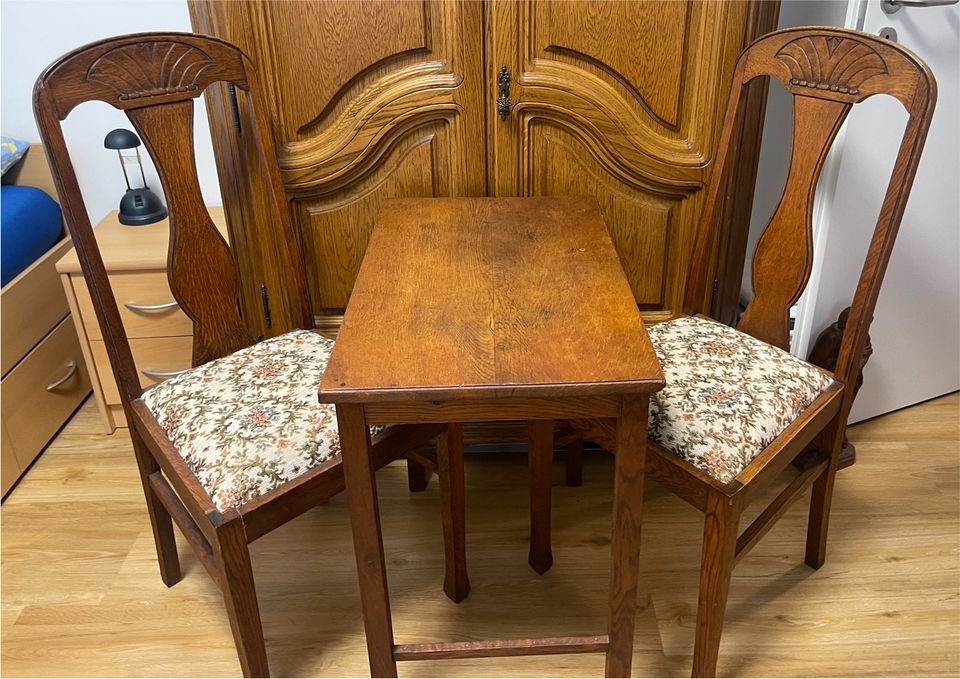 2 Stühle und ein kleiner Tisch in Osterholz-Scharmbeck