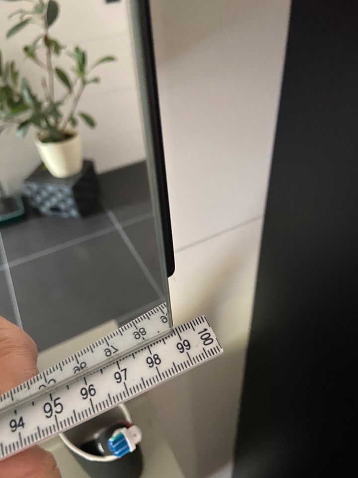 Spiegelschrank wie neu … mit Beleuchtung 18cm x 100 cm x 60cm in Zahna-Elster