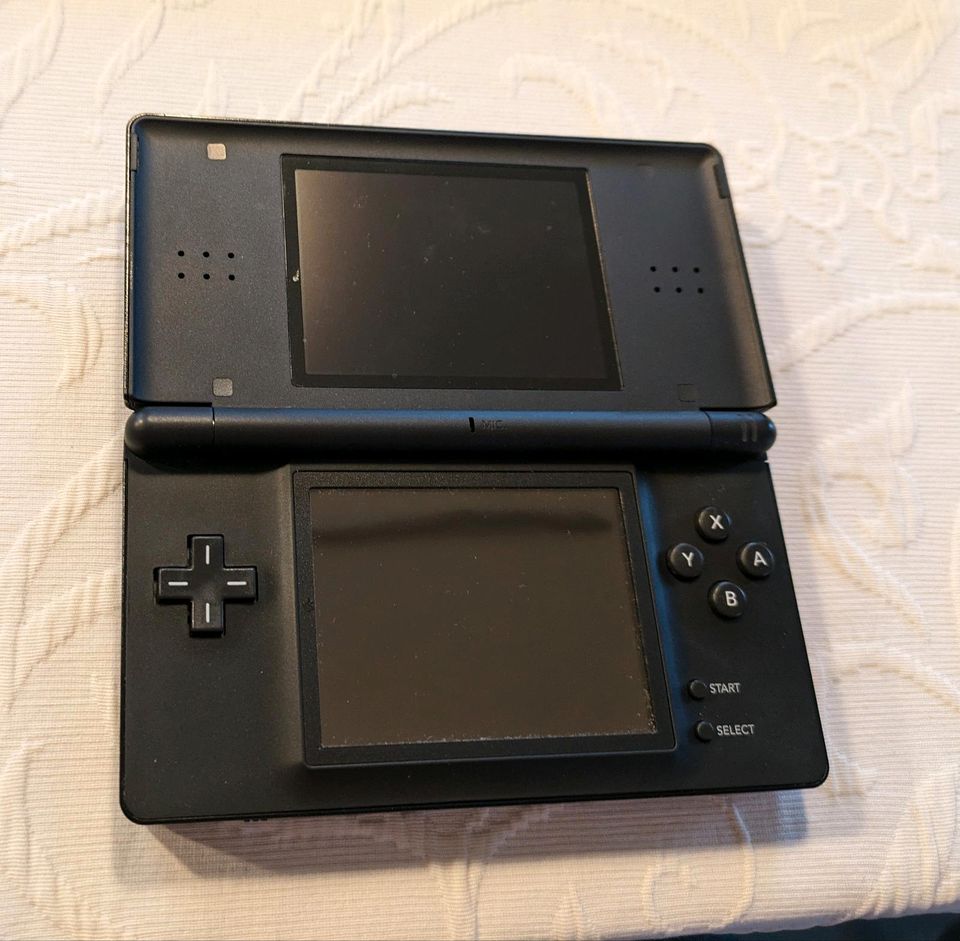 Nintendo DS Lite schwarz mit 8 Spielen in Oyten