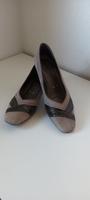 Velourlederpumps in taupe mit dunkelbraunem Ledereinsatz Nordrhein-Westfalen - Herford Vorschau