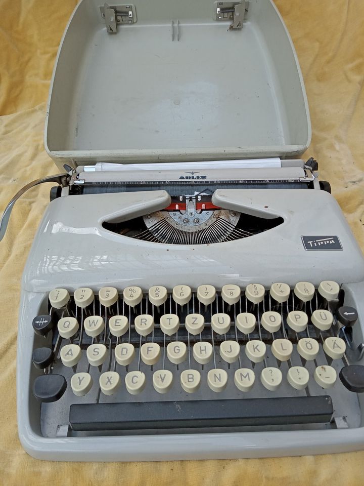 Alte Adler Tippa Schreibmaschine in Zemmer