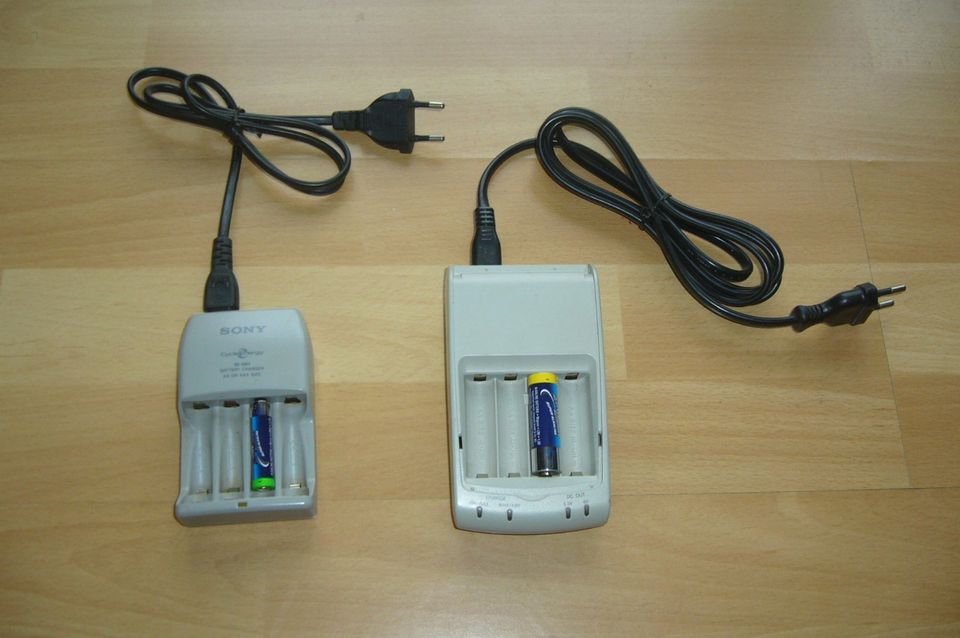 Batterien - Adapter - Charger - Ladegeräte von Casio und Sony in Hage