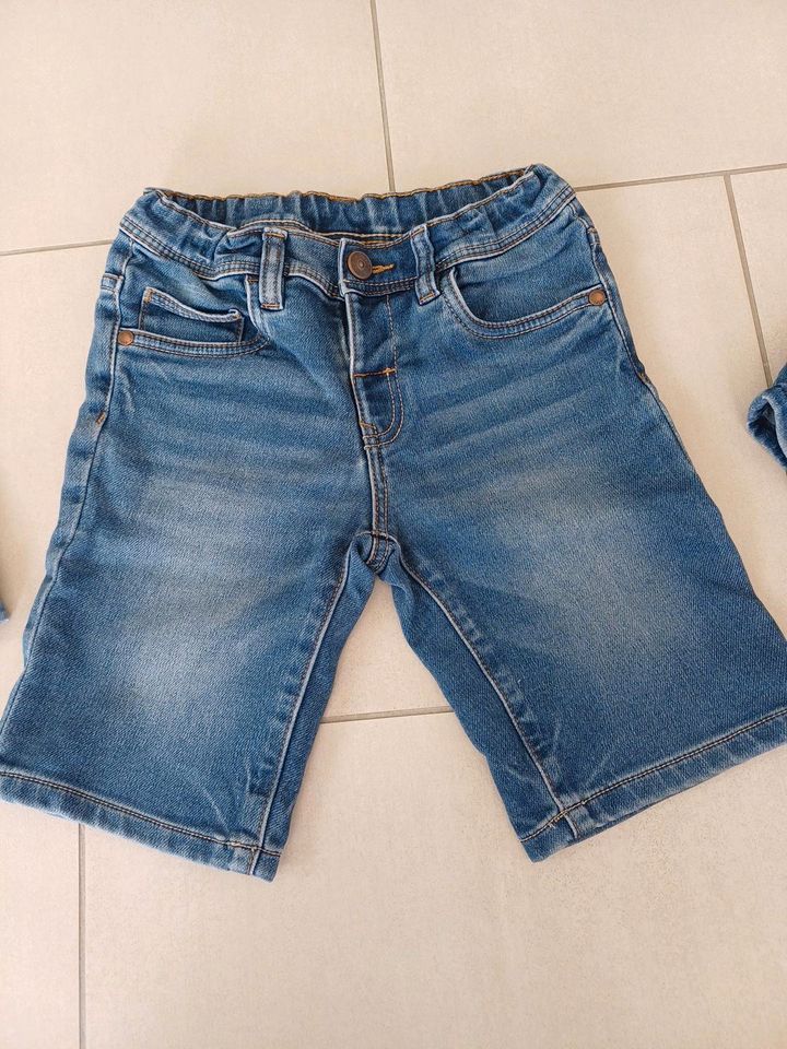 Kurze Hosen Shorts neuwertig Kleiderpaket Größe 116 in Gomaringen