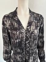 Hugo Boss Bluse 100% Seide schwarz weiß Gr. 38 Nordrhein-Westfalen - Hagen Vorschau