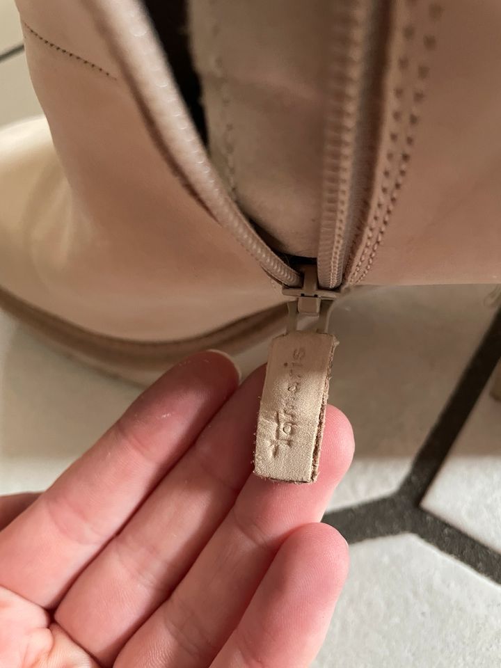 Beige Stiefeletten mit Blockabsatz in Leinfelden-Echterdingen