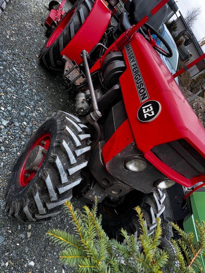 Massey Ferguson 132 Schmalspurtraktor mit Eichen Motor in Usingen