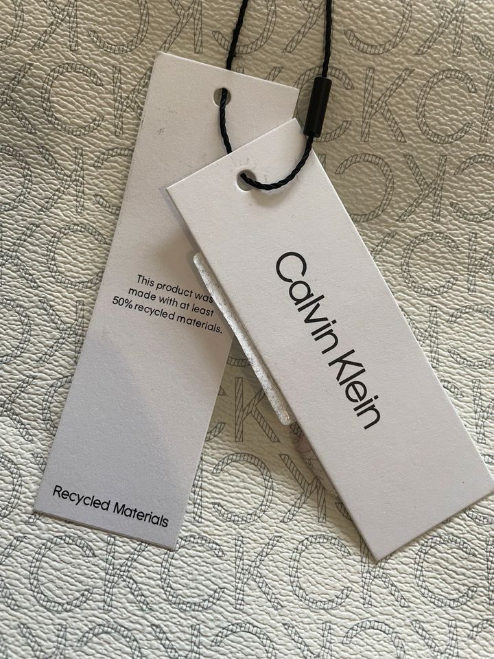 Calvin Klein Handtasche neu beschädigt in Heppenheim (Bergstraße)