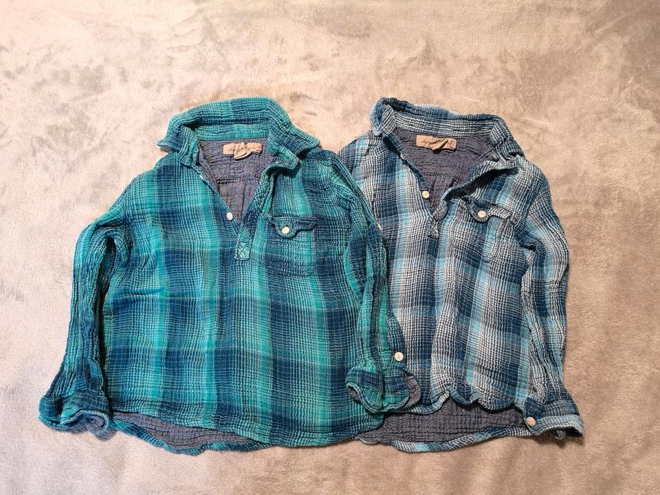 2 Hemden von H&M, Zwillinge, gegengleich in Binzen