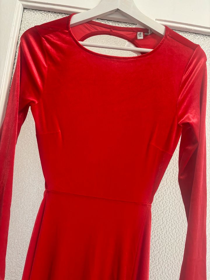 Rotes Kleid mit Etikett H&M in Berlin