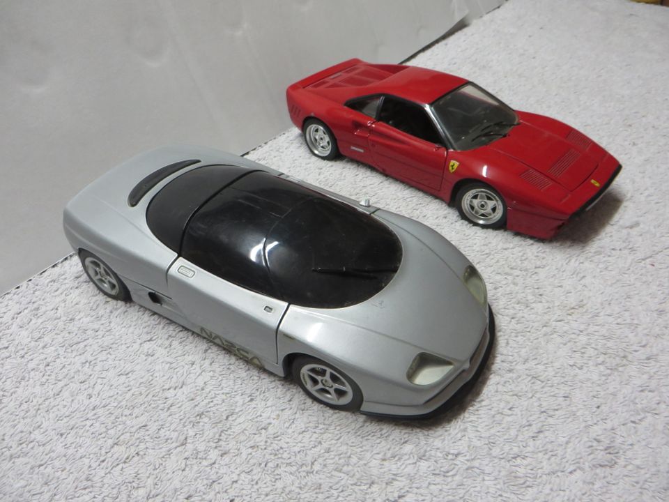 2 Modelle in 1:18, Ferrari etc. Spiegel fehlen, zusammen für 15 € in Essen