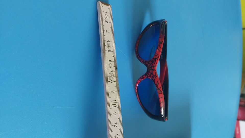 3 schöne Sonnenbrillen in etwa Gr. 110 u.a. Spiderman in Dresden