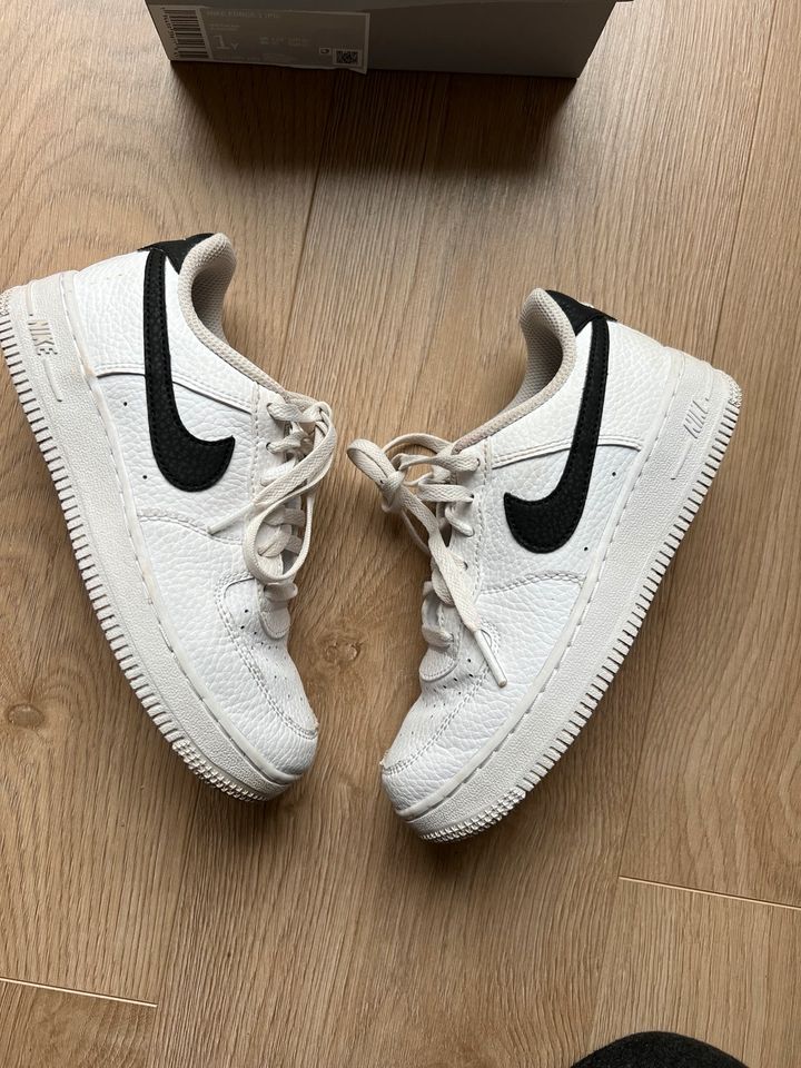 Kinder Nike Air Force 1 Sneaker in Gr. 32 in Wedel