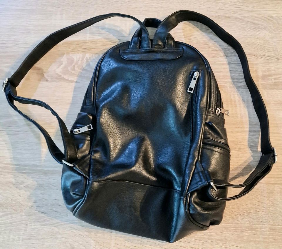 Rucksack schwarz ( Leder ? ) Top Zustand! in Itzehoe