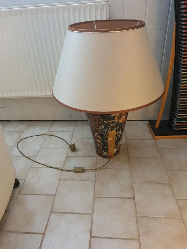 Tischlampe 77 cm hoch in Gehrden