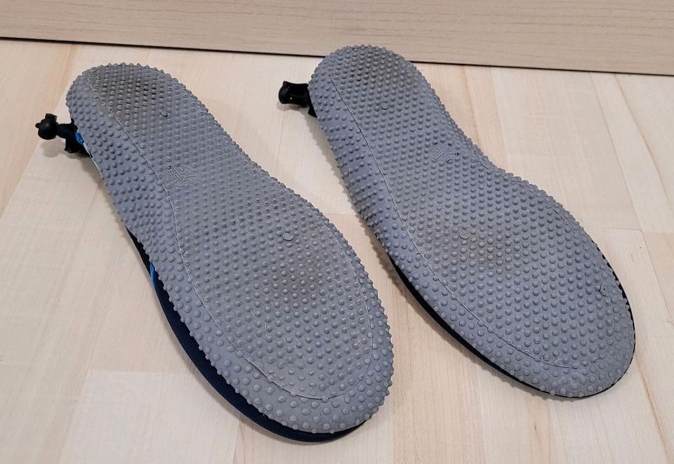 Badeschuhe blau mit Haien Gr. 36 in Winsen (Aller)