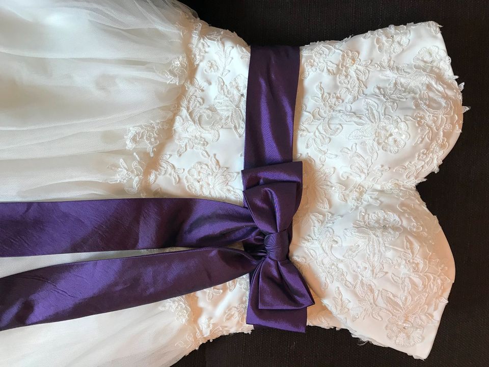 Brautkleid Hochzeitskleid mit lila Schleife Gr. 34 in Weischlitz