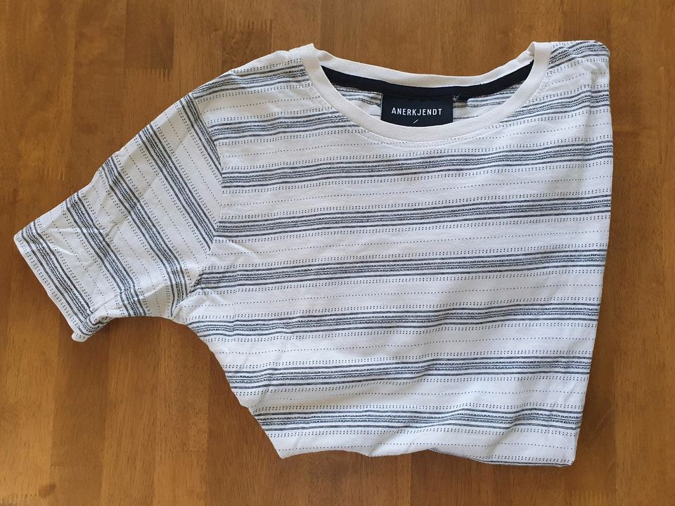 Anerkjendt T-Shirt - cremefarben mit schwarzen Streifen - Größe M in Hannover