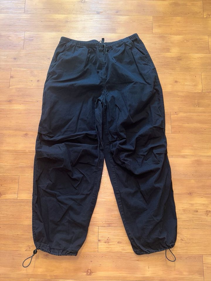 Hose Marke H&M Gr. S schwarz unisex divided in Neuhofen