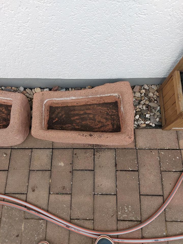 2 x Steintrog / Pflanztrog aus rotem Sandstein in Geseke