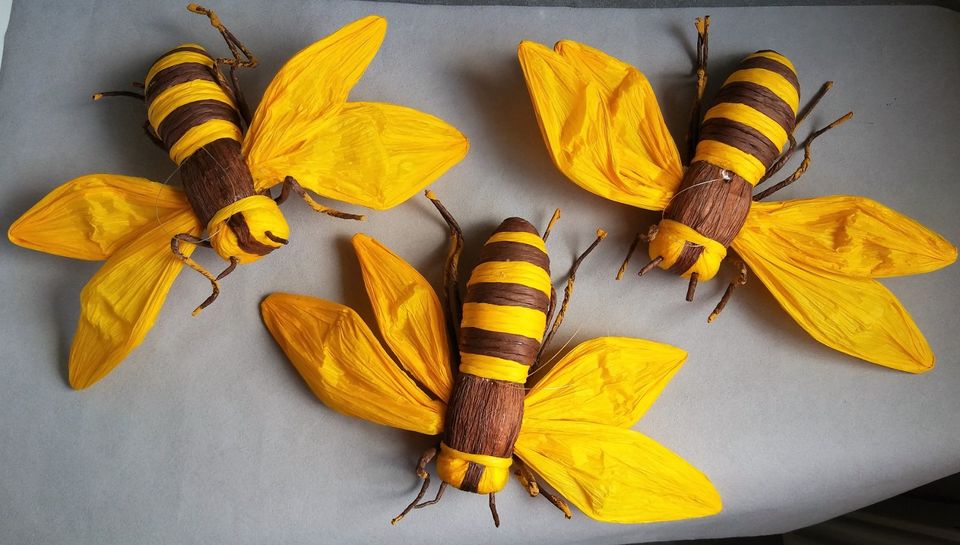 3 große Bienen aus Krepppapier hängend 30 x 19 x 6cm Basteln Deko in Pulheim