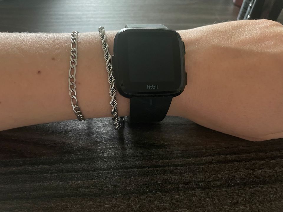 Fitbit Versa Smartwatch in Freiburg im Breisgau