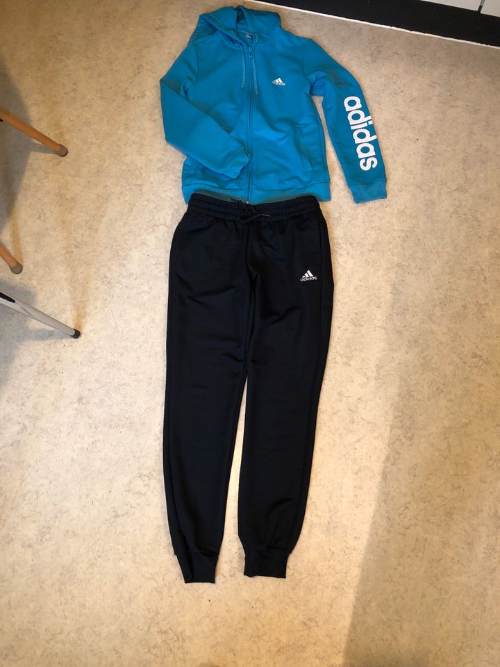 Adidas Trainingsanzug Damen Essentials S in Köln