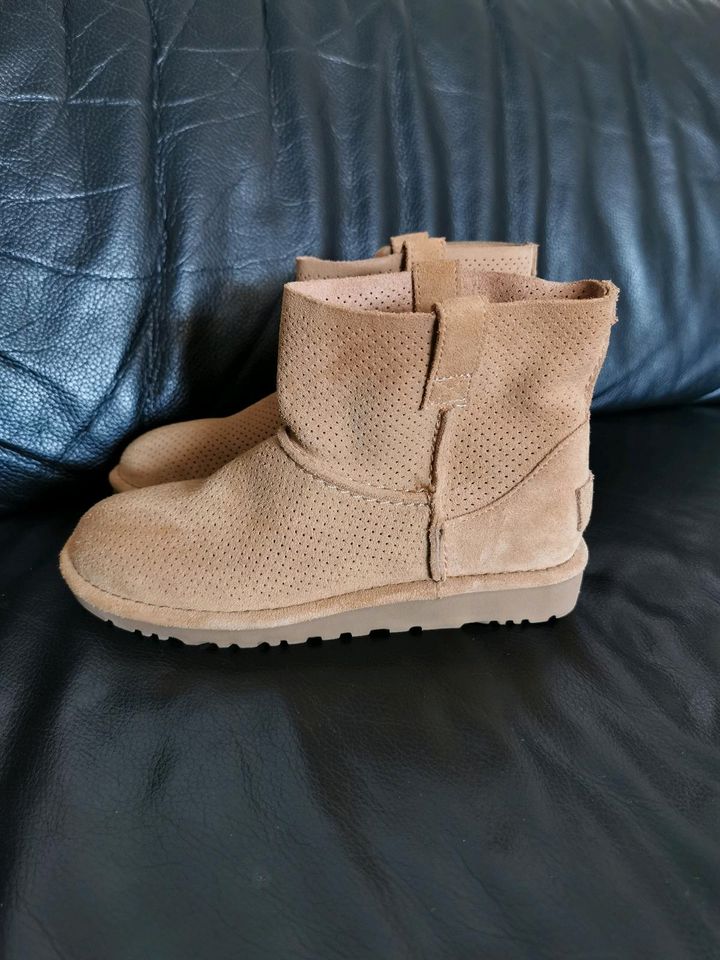 Neu - Ugg Classic Unlined Mini Perf Damen Boots Stiefel. Gr. 36 in Frankfurt am Main