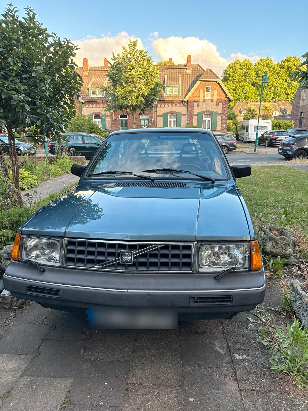 Abbildung des Autos Volvo 340 DL mit Oldtime…