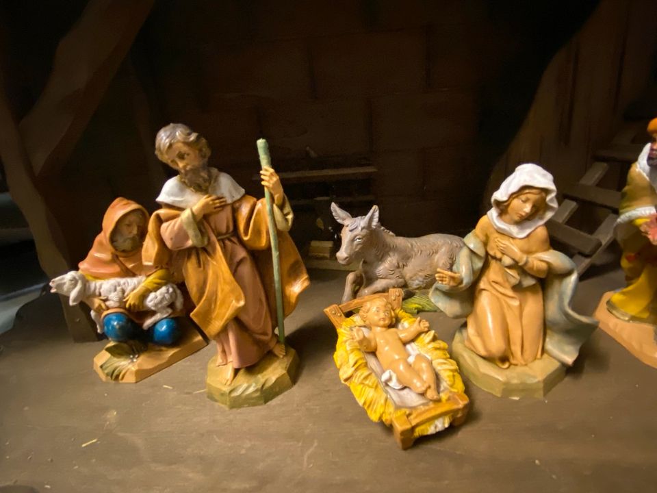 Weihnachtskrippe mit Figuren und Beleuchtung in Tönisvorst