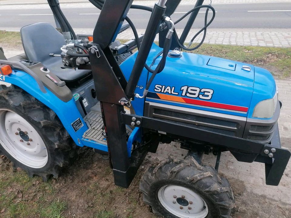 Iseki Sial 193 inkl. Frontlader und Schaufel Kleintraktor Traktor in Rossow