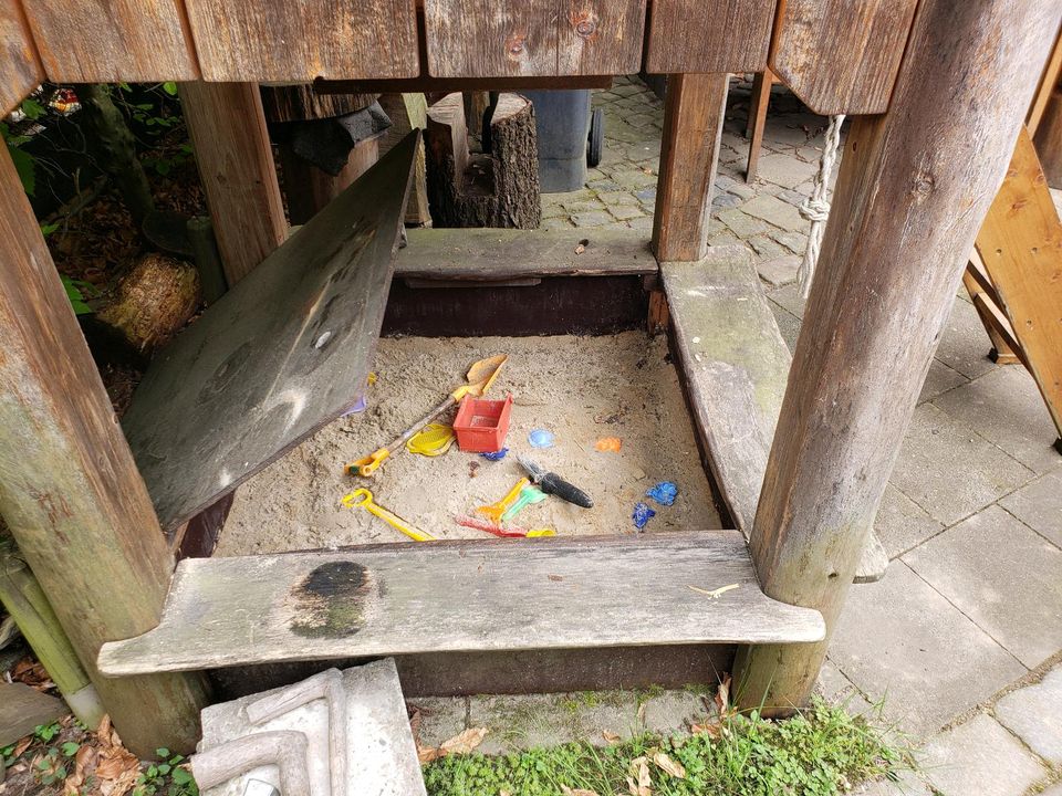 Spielhaus mit Sandkasten in Leichlingen