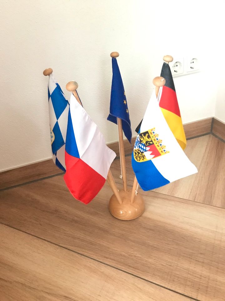 Tischflaggen sowie 3er/5er Ständer Holz Städtepartnerschaften in Stulln