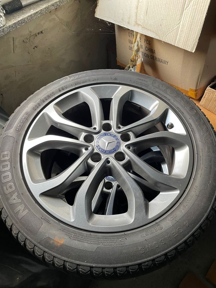 Mercedes Felgen und Allwetterrreifen 17 Zoll 5x112 in Quierschied