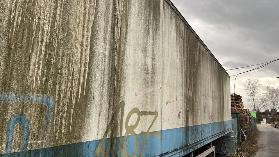 LKW Möbelauflieger als Lager in Kerpen