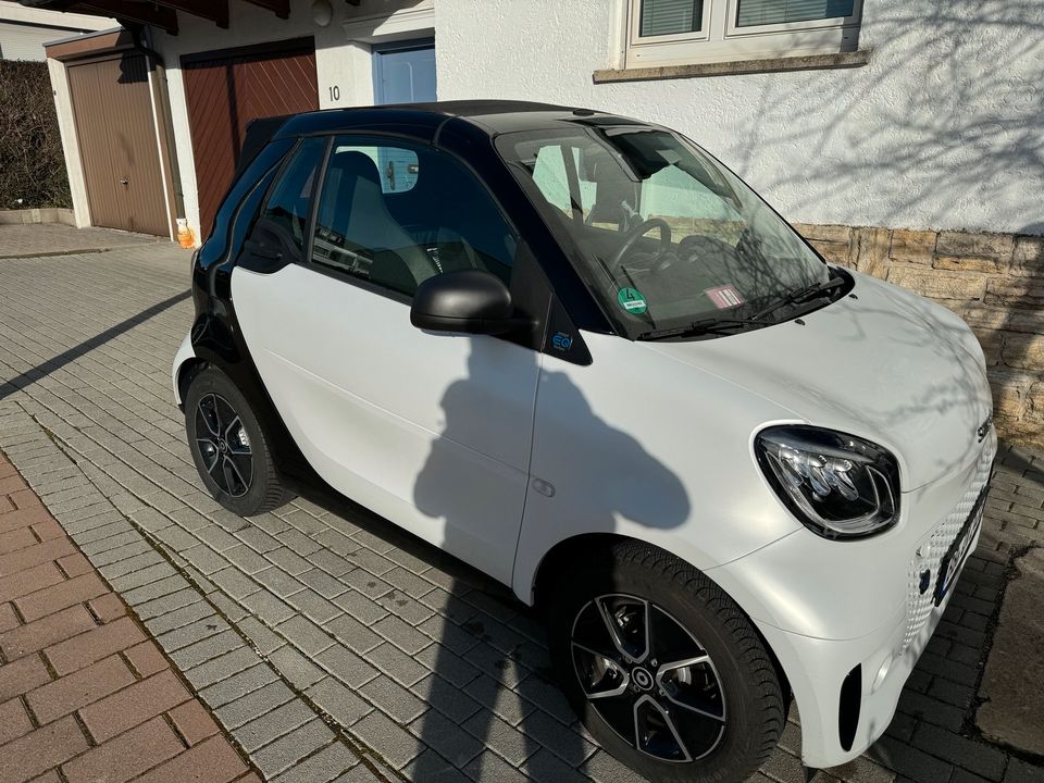 smart eq fortwo cabrio Passion , 22KW-Lader, EZ: 02/2023, 4800 km in Gärtringen