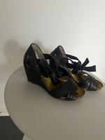 Weibliche Lederschuhe Gr. 37 schwarz mit Keilabsatz+Lederschleife Baden-Württemberg - Philippsburg Vorschau