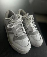 adidas Originals – Rivalry Low – Sneaker in Weiß und Grau Nordrhein-Westfalen - Löhne Vorschau