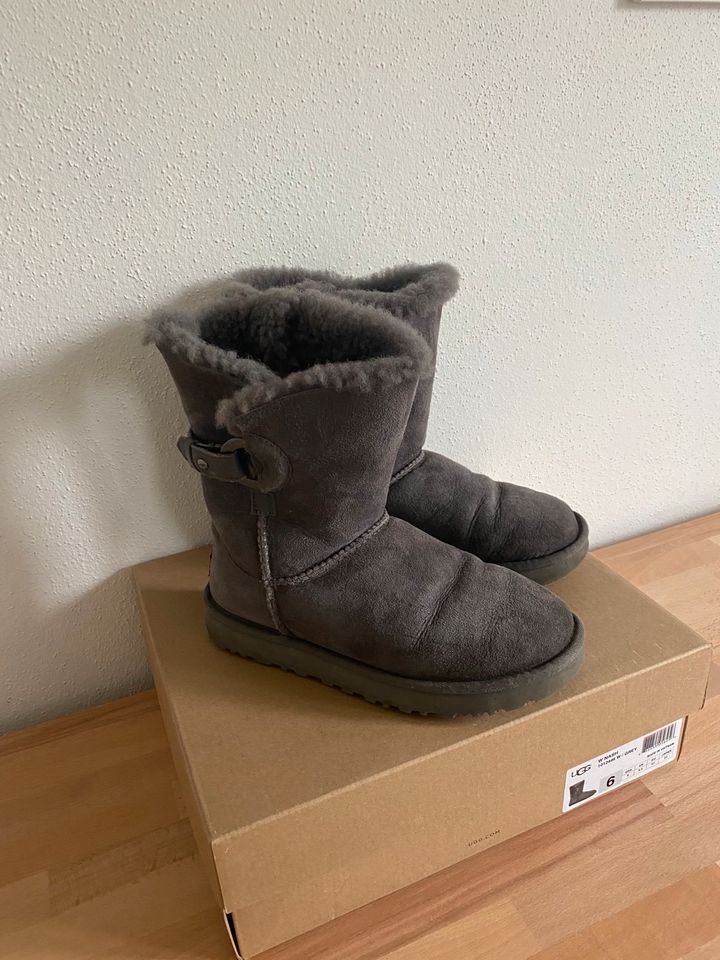 UGGs grau mit Schnalle Gr. 37 in Büchenbach