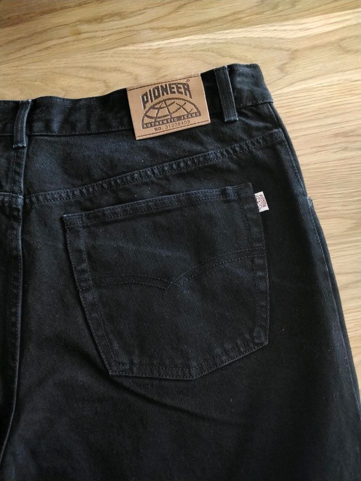 Pioneer Herren Jeans Gr. 40, Länge 34, tiefes schwarz, neuwertig in Winterlingen