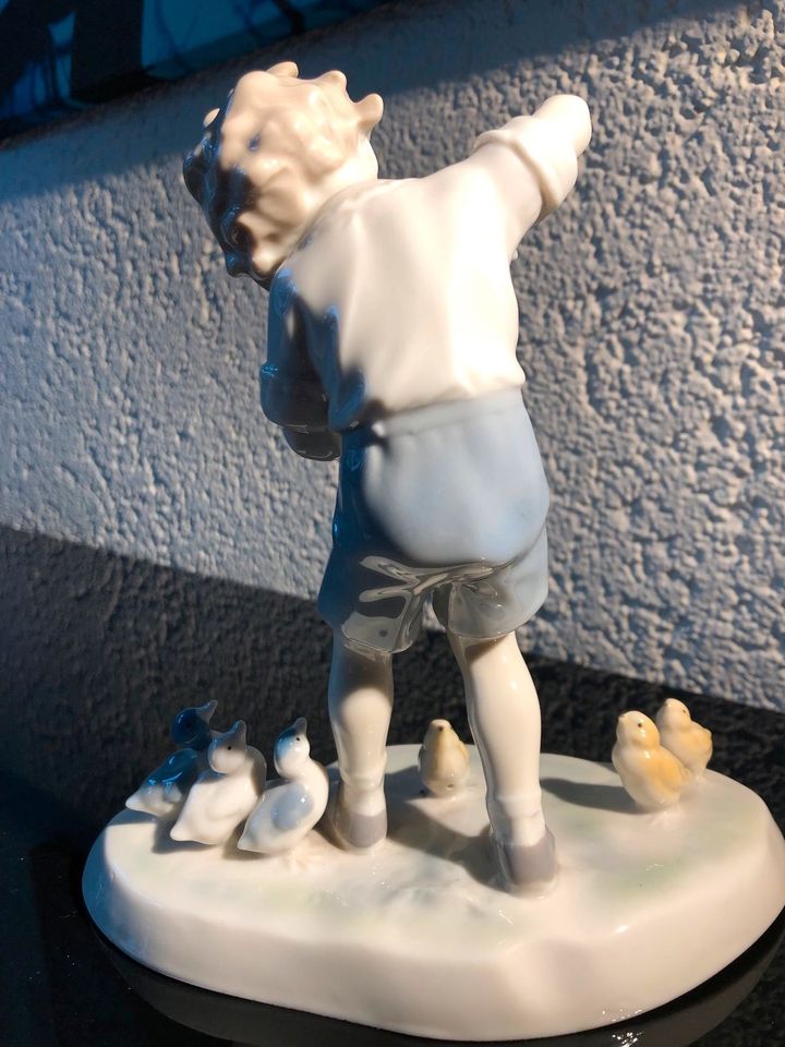 **Metzler & Ortloff**Porzellanfigur Junge mit Geige & Kücken** in Schwabach