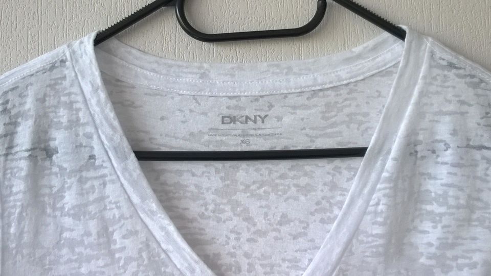 T-Shirt Oberteil Top weiß Ausbrenner Print DKNY Gr XS leicht dünn in Berlin