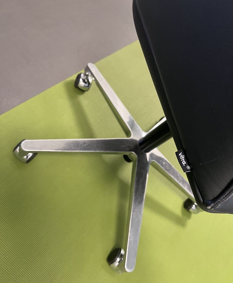 Vitra Softshell Chair Büro-Drehstuhl Leder schwarz TOP in Offenbach