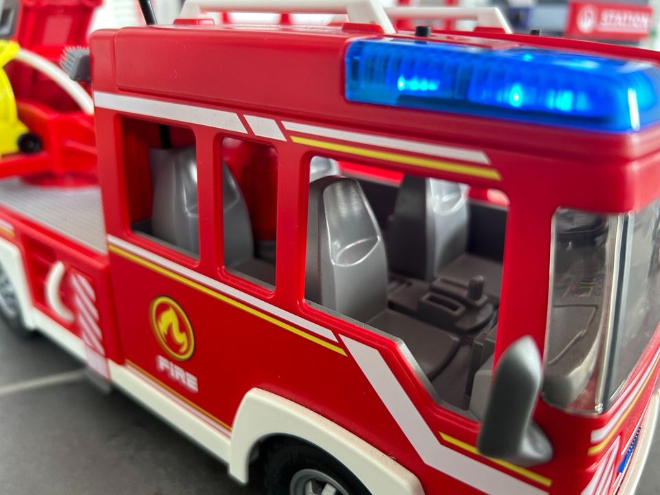 Playmobil Feuerwehrstation Feuerwache Feuerwehr Leiterwagen in Rietberg