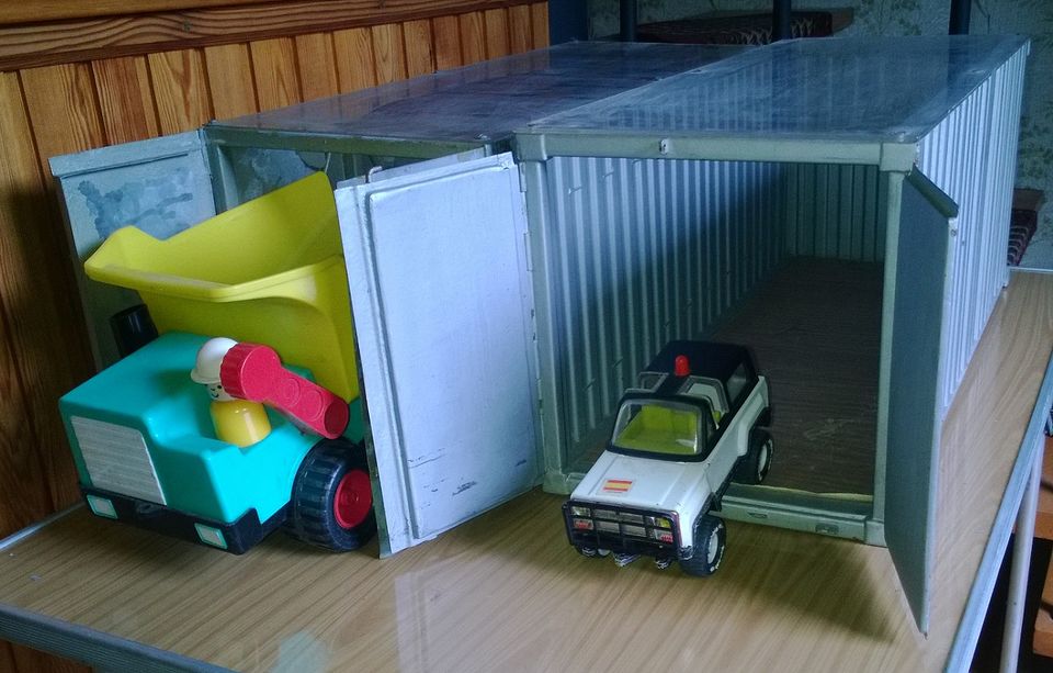 Zwei Container-Modelle (Blech) – ideal als Garage und zwei Autos. in Zahna-Elster