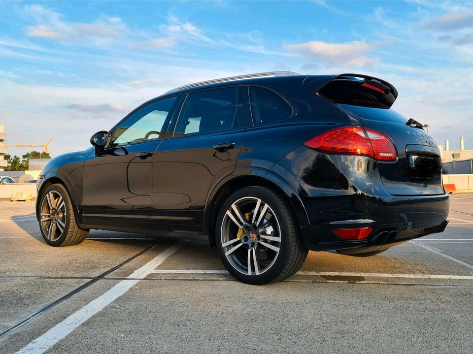 Porsche Cayenne Turbo S  550ps in Hamburg