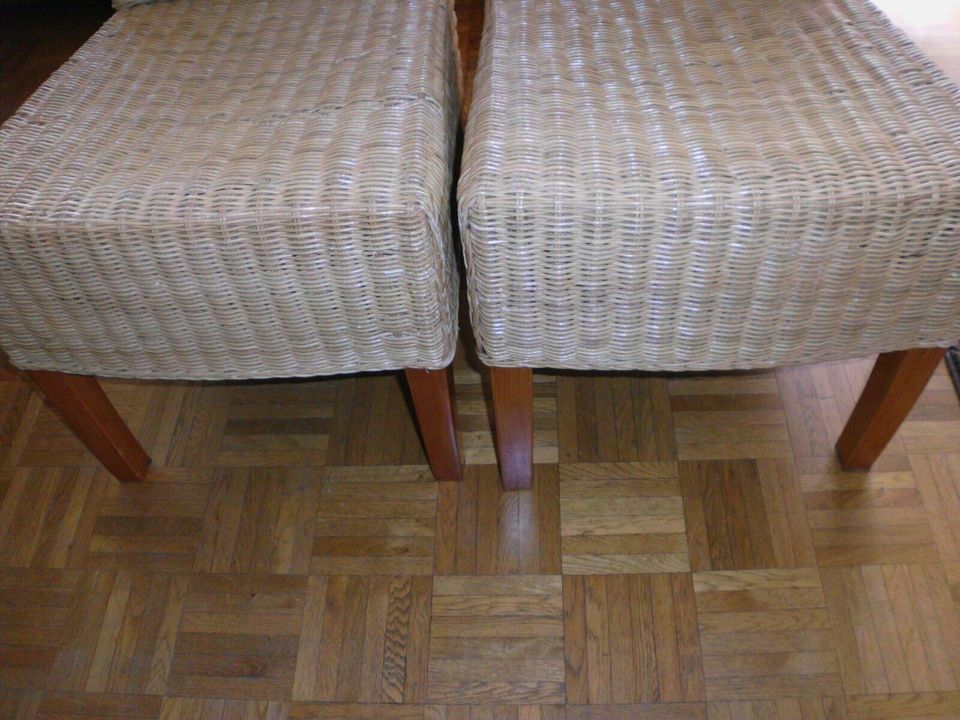 Zwei Rattan Stühle in Lohmar