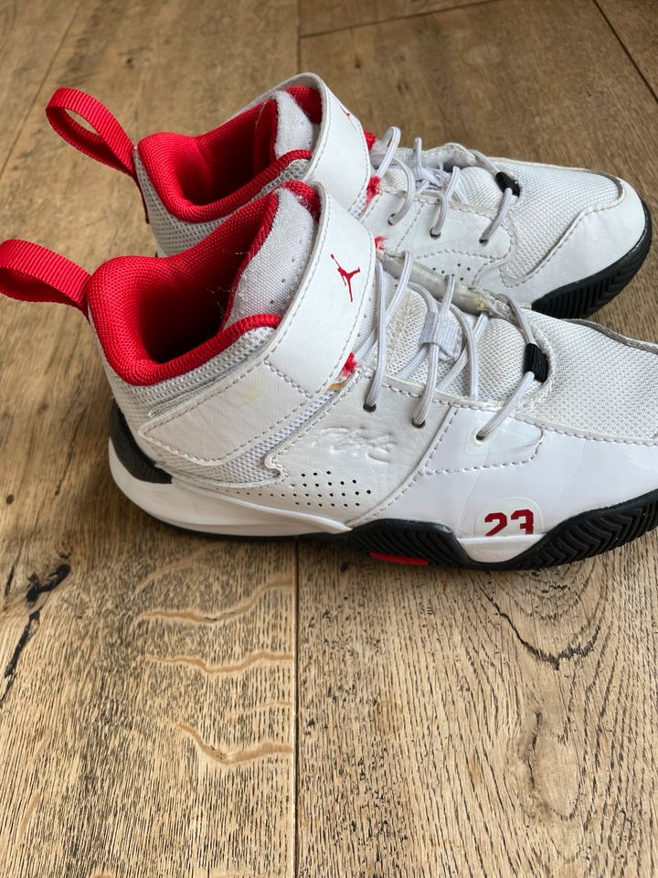 Schuhe Jordan Gr. 27,5 wie neu in Delbrück
