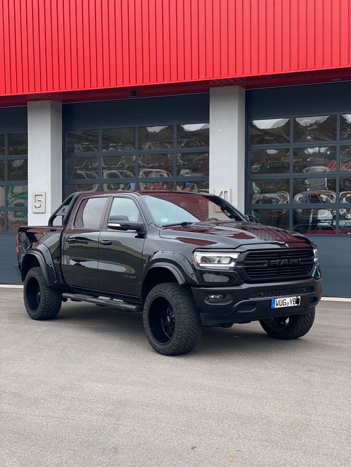 Dodge Ram 1500 Laramie HEMI 5.7l gas hoch+Breit in Treuchtlingen