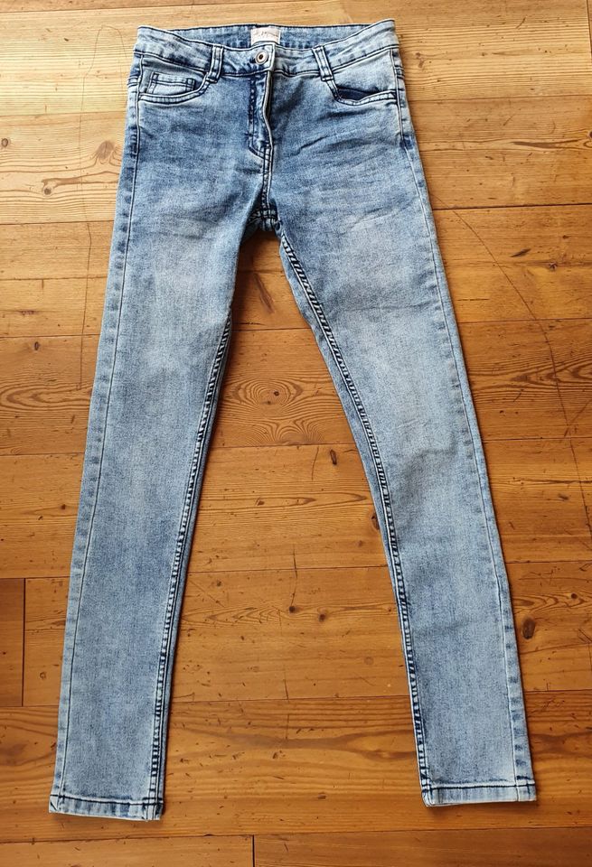 Jeans blau im Ausgewaschen-Look - Gr. 152 in Köfering