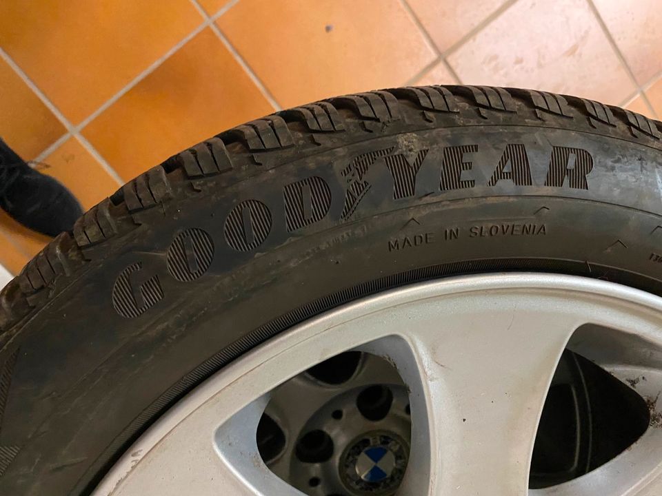 Winterreifen Goodyear Ultragrip auf Alu-Felgen BMW in Hannover